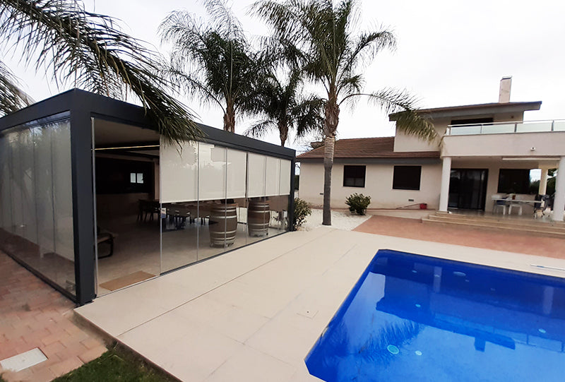 Vista exterior de Pérgola Bioclimática modelo Altea de doble vano