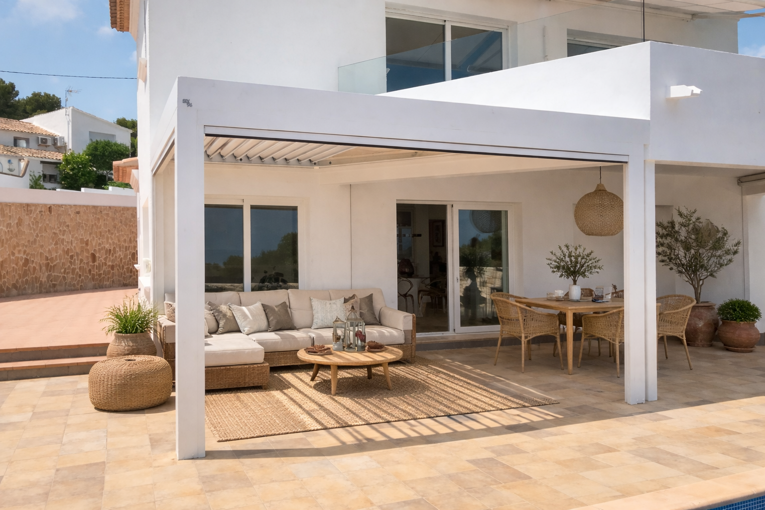 Pérgola bioclimática en falsa escuadra: proyecto con modelo Altea SIX96