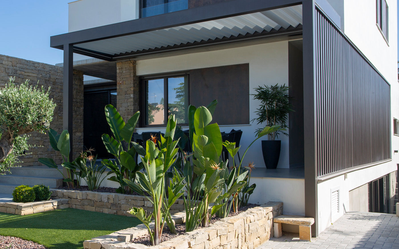 Casas pasivas: cómo ahorrar energía con pérgolas bioclimáticas