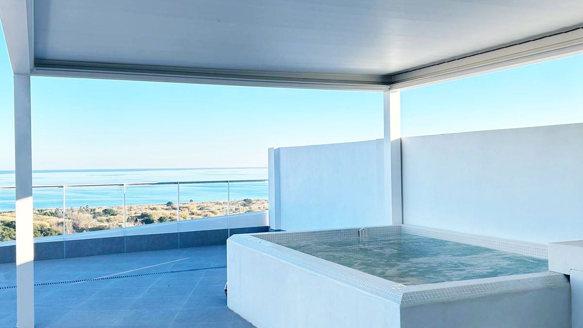 Pérgola bioclimática cubriendo Jacuzzi en terraza privada