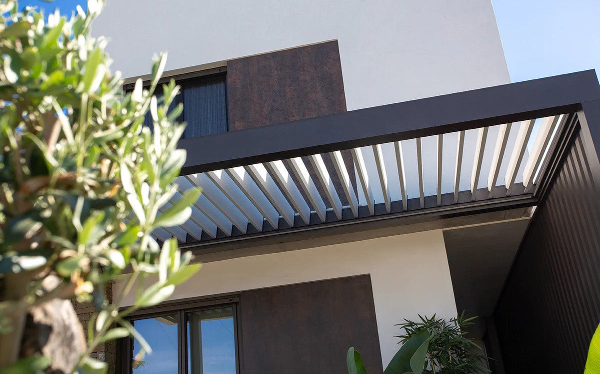 Cómo crear un rincón privado en tu jardín con pérgolas y muebles