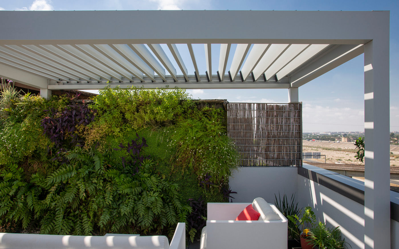 Claves de las pérgolas bioclimáticas en áticos | SIX96 by Codeval, image size:1400x875