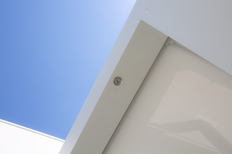Pérgola de aluminio con techo fijo