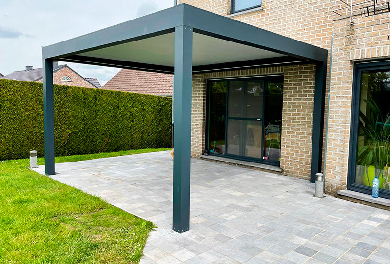 Des pergols installés sur une terrasse en Belgique