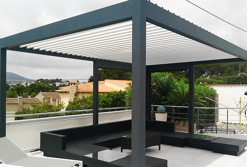 Pérgola Bioclimática modelo Moraira instalada en terraza de vivirnda en Jávea