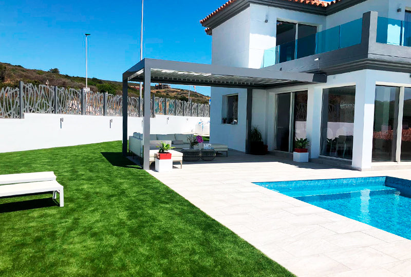 Vista de la pérgola con uno de los pilares desplazados según la necesidad arquitectónica de la vivienda