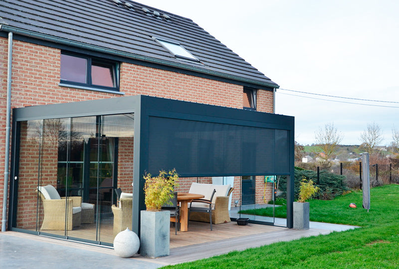 Pérgola Bioclimática Altea instalada en terraza con acceso a jardín