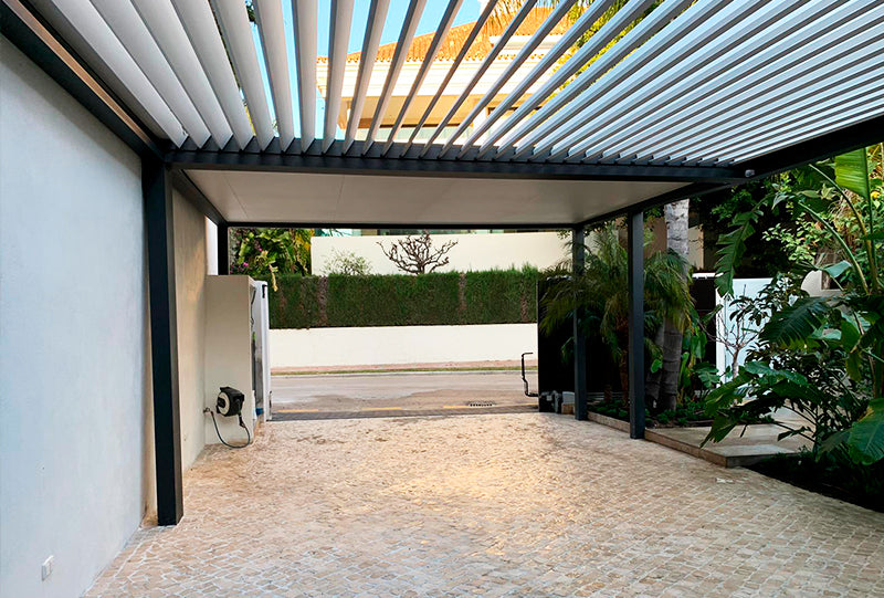 Pérgola Bioclimática de dos paneles utilizada para garaje de entrada a vivienda