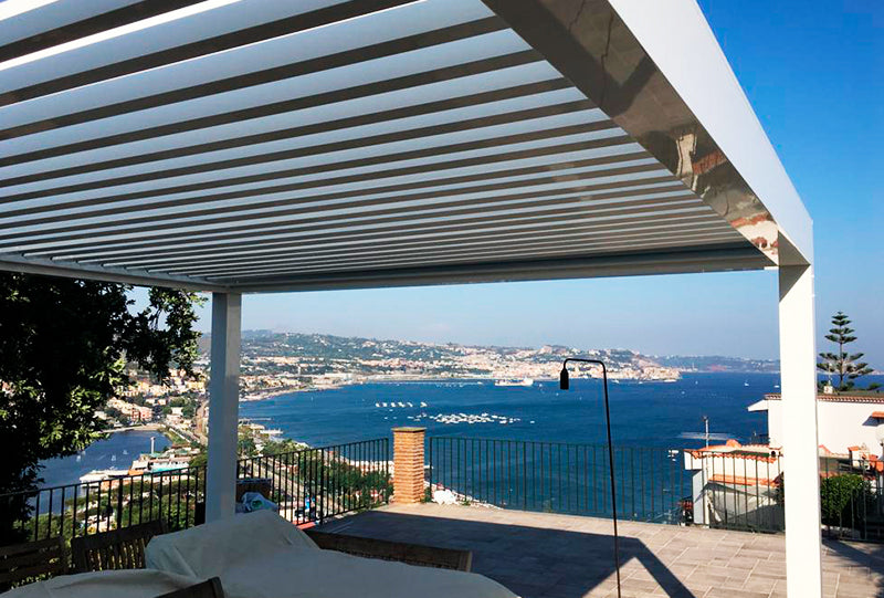 Vista panorámica de la bahía desde la sombra producida por la Pérgola Bioclimática modelo Altea