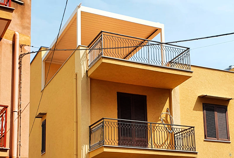 Pérgola Bioclimática modelo Moraira instalada en el ático de un edificio.