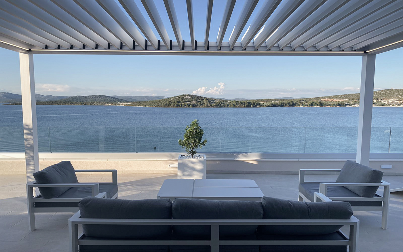 Conception de terrasse avec pergola bioclimatique sur la mer Adriatique