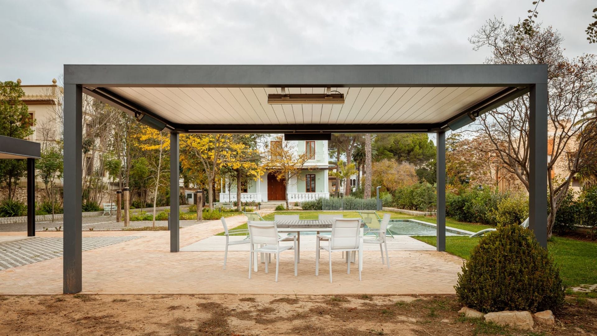 Pérgola Bioclimática de jardín aislada separada del edificio principal