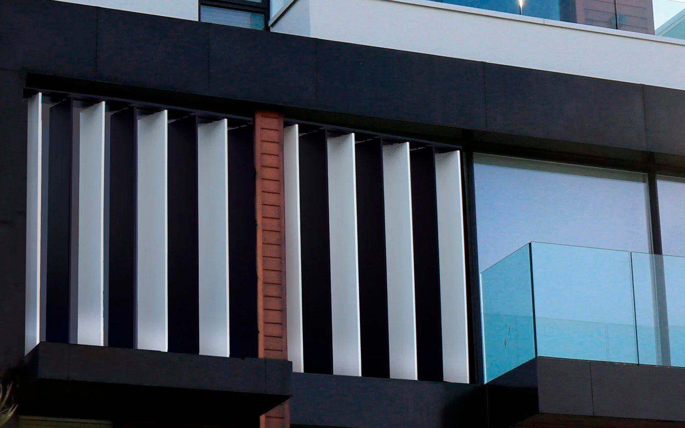 Celosías de lamas verticales: protección solar para fachadas