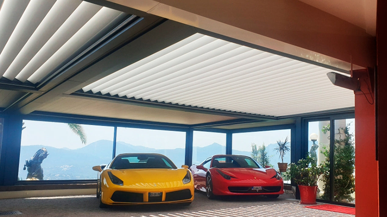Pergola avec couverture de lattes mobiles et vitrées pour garage avec voitures de sport