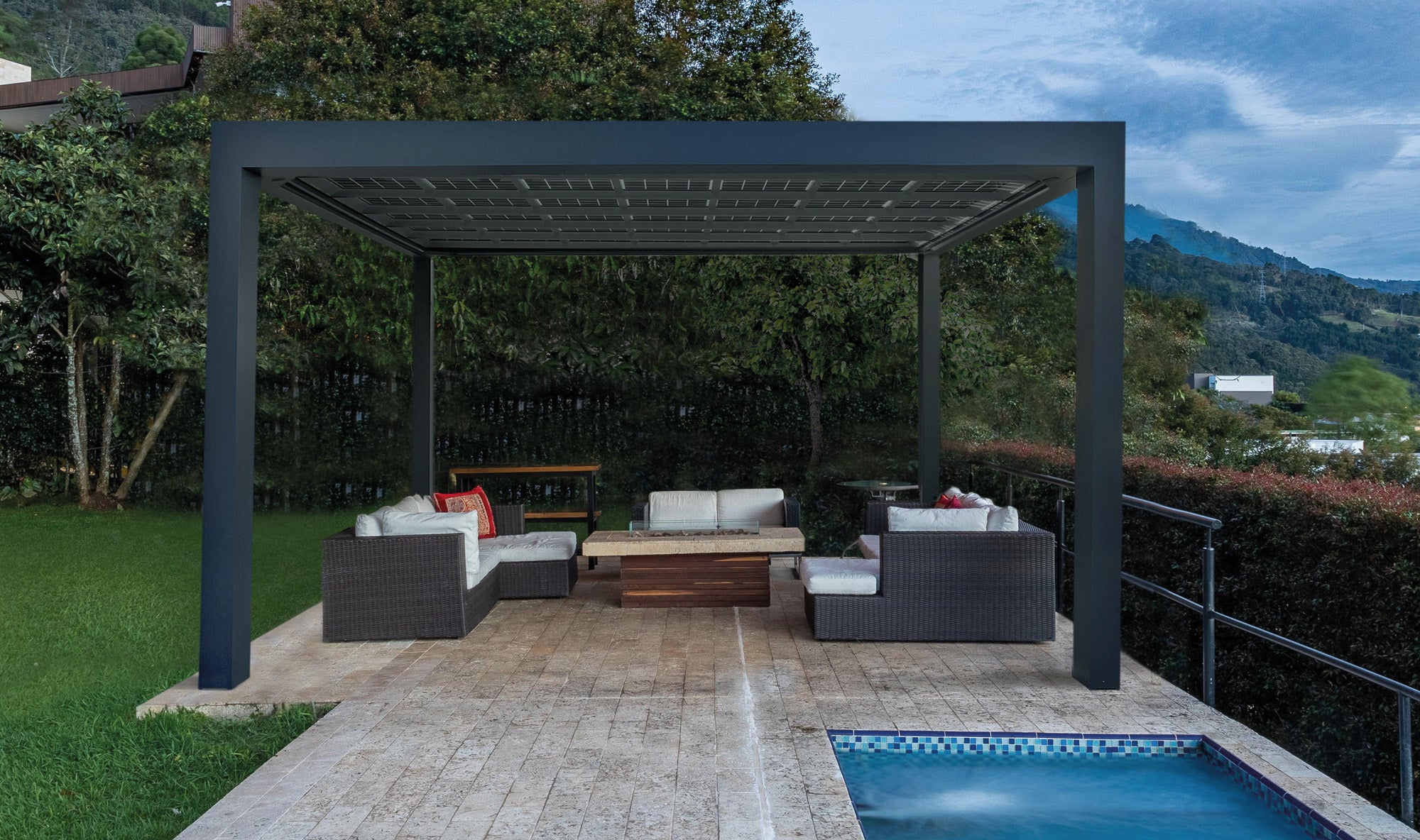 Pérgola fotovoltaica en terraza exterior con piscina y jardín aislada de la vivienda principal