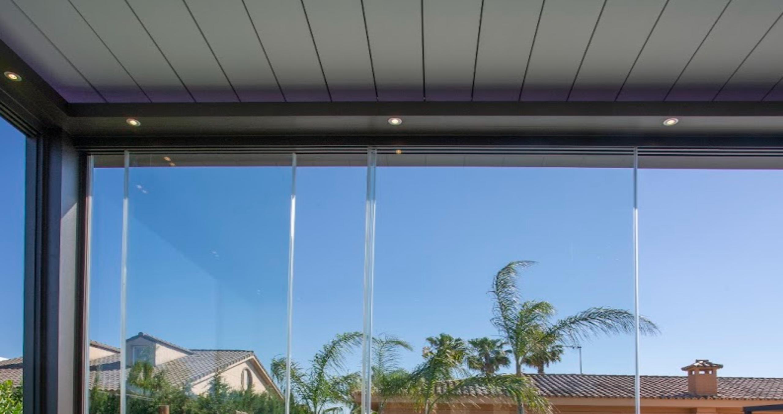 Pérgola bioclimática de aluminio acristalada