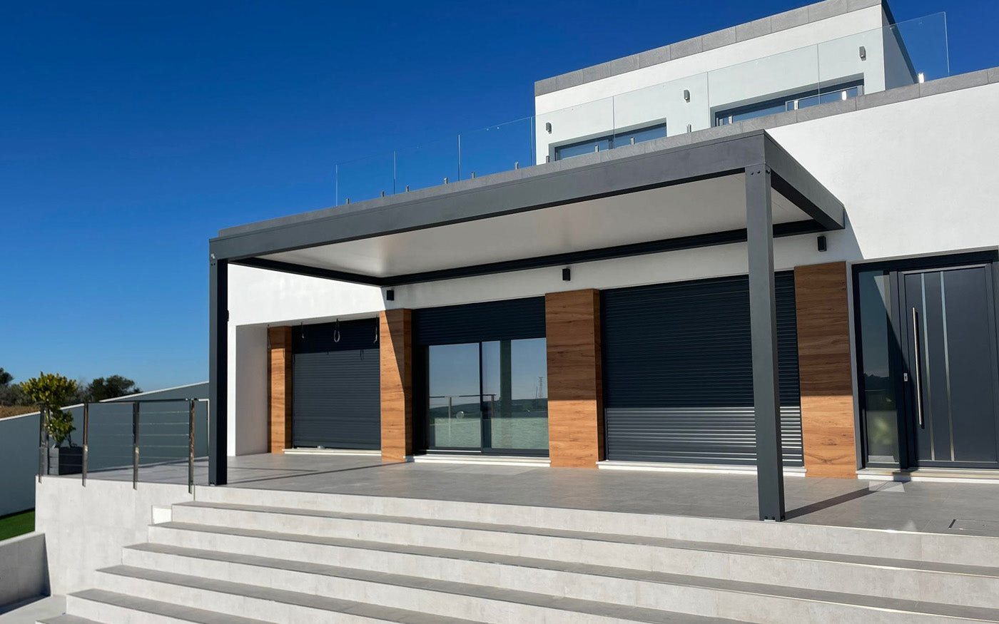 Sombra y estilo en perfecta armonía: pérgola bioclimática Menorca en vivienda unifamiliar