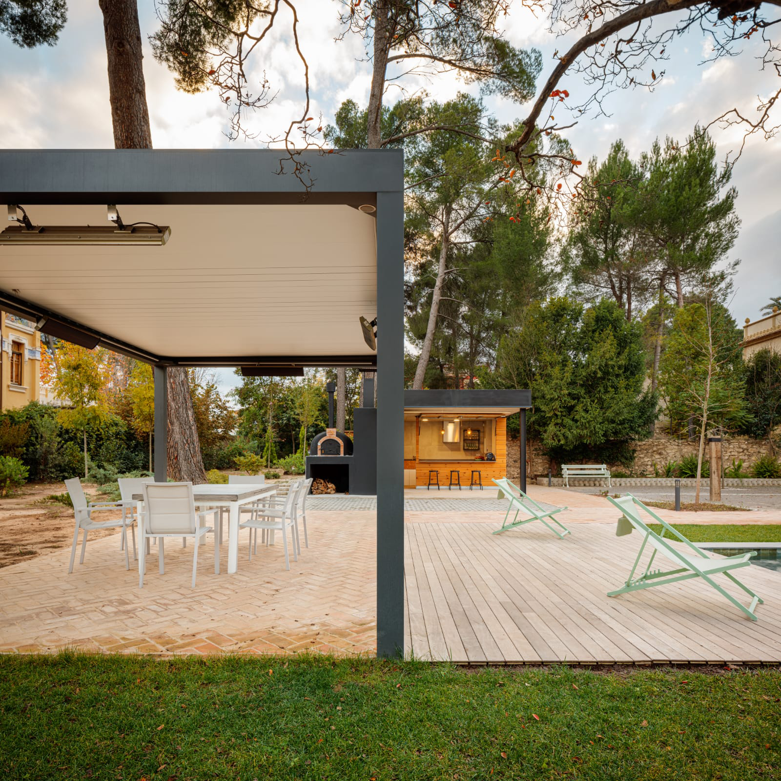 pergola cerrada de aluminio en un jardín